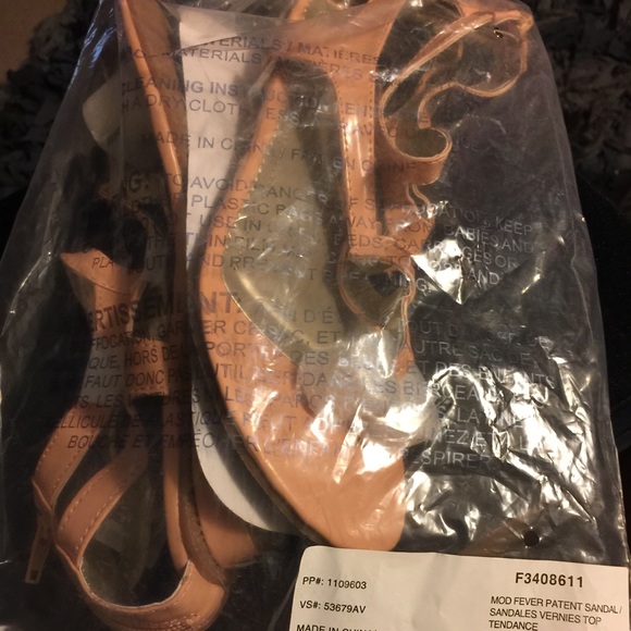 Mod Fever Patent Sandal - Picture 2 of 2