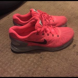 Salmon-pink Nike Lunarglide 6