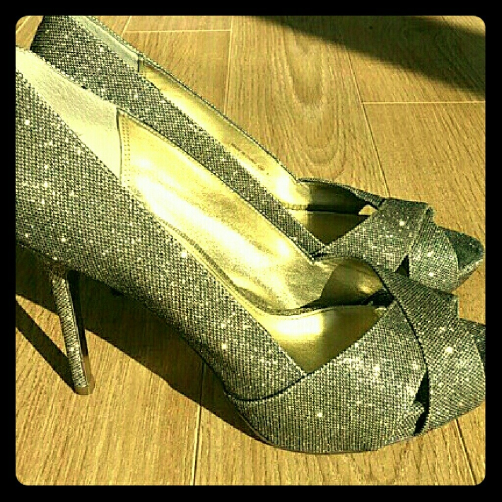Nina New York Silver Sparkling 4" heels, size 8.5