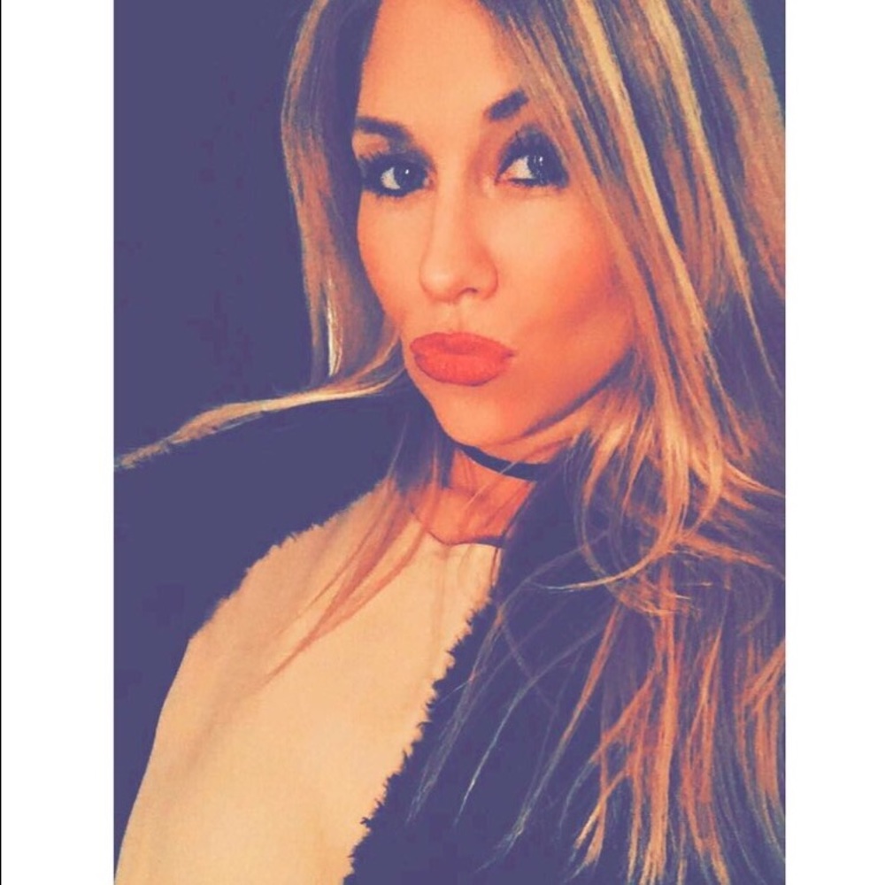 Meet your Posher, Caitlin