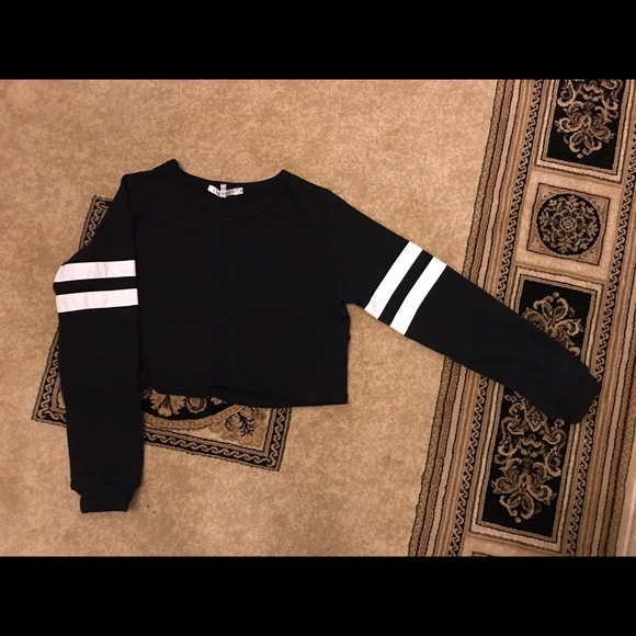 the hanger Tops - Black crop top