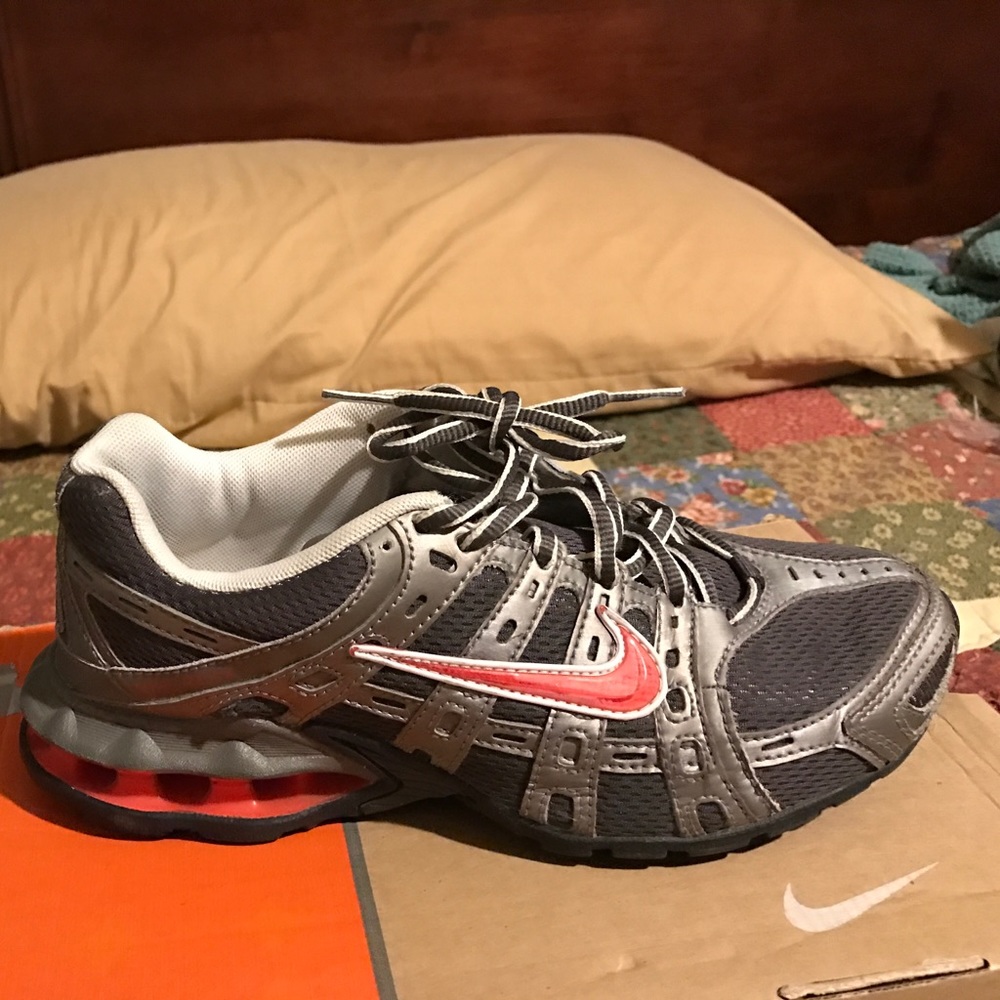EUC Women's 7.5 Nike Reax Run shoes with box