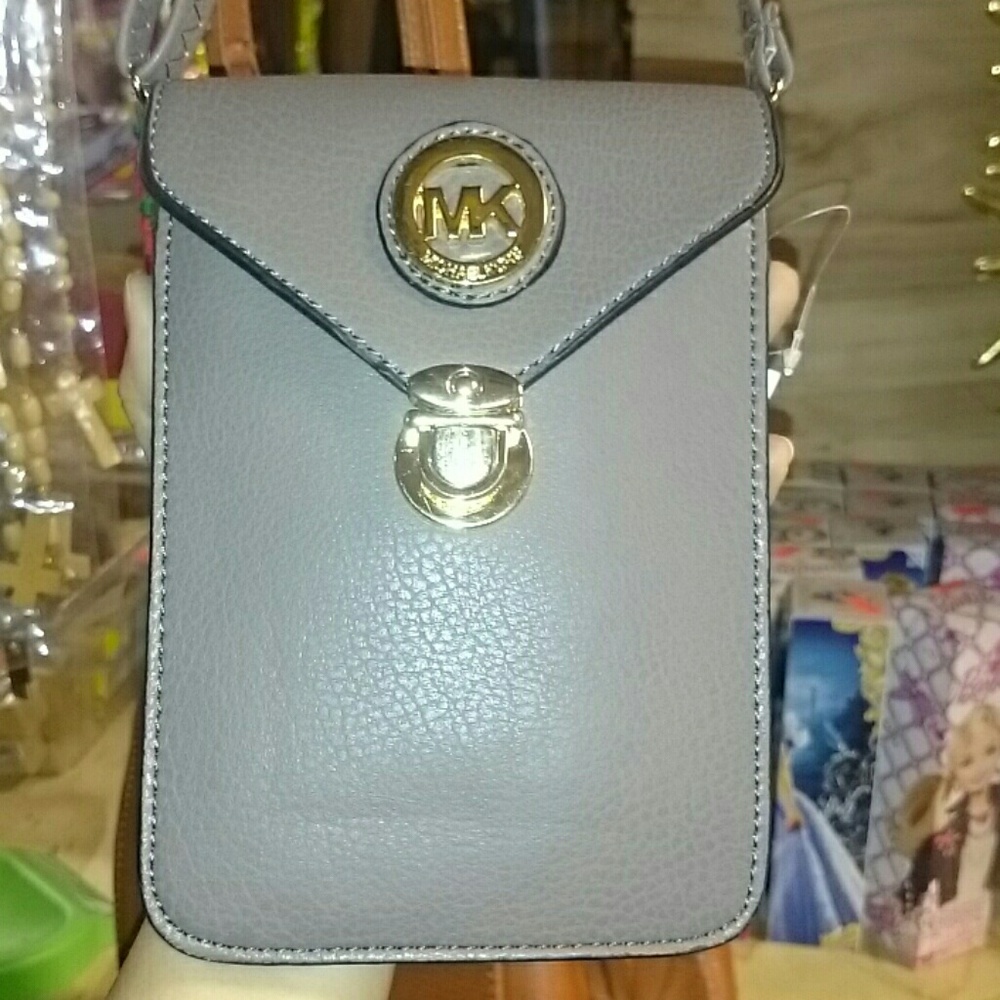 Cute little crossbody !!