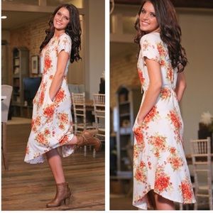 🎉$7 item free 🎉Ivory Floral Dress - sz L