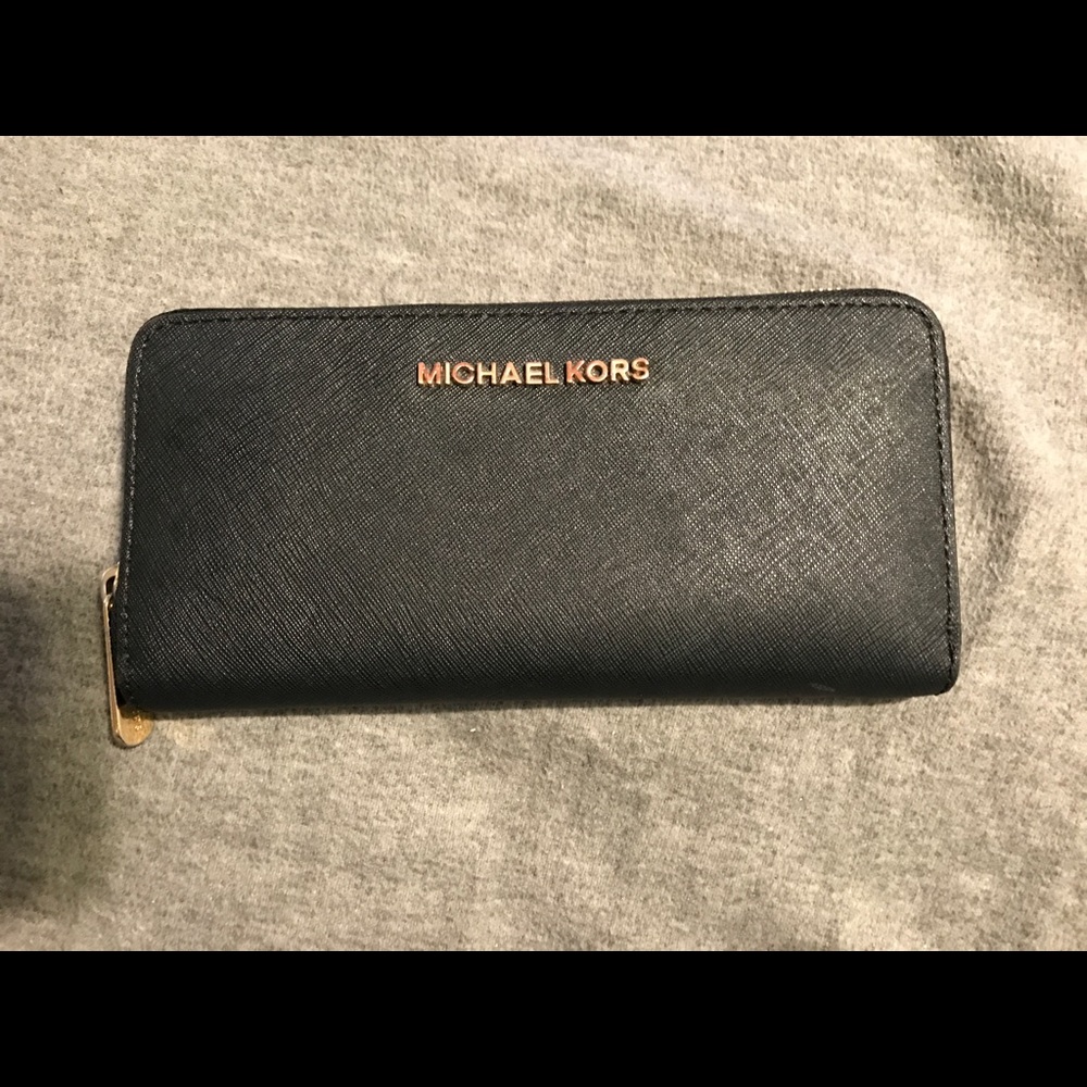 Michael Kors jet set travel wallet in Black
