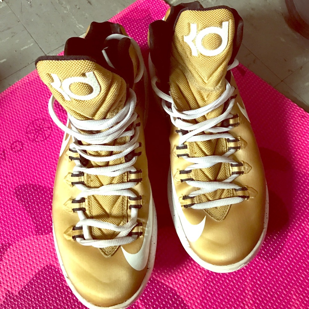 Fresh pair of kd'5 gold and white