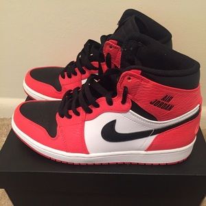 GREAT CONDITION! Retro 1s Max Orange SZ 8.5