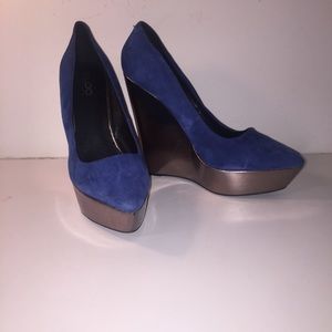 Blue suede pointed to wedge