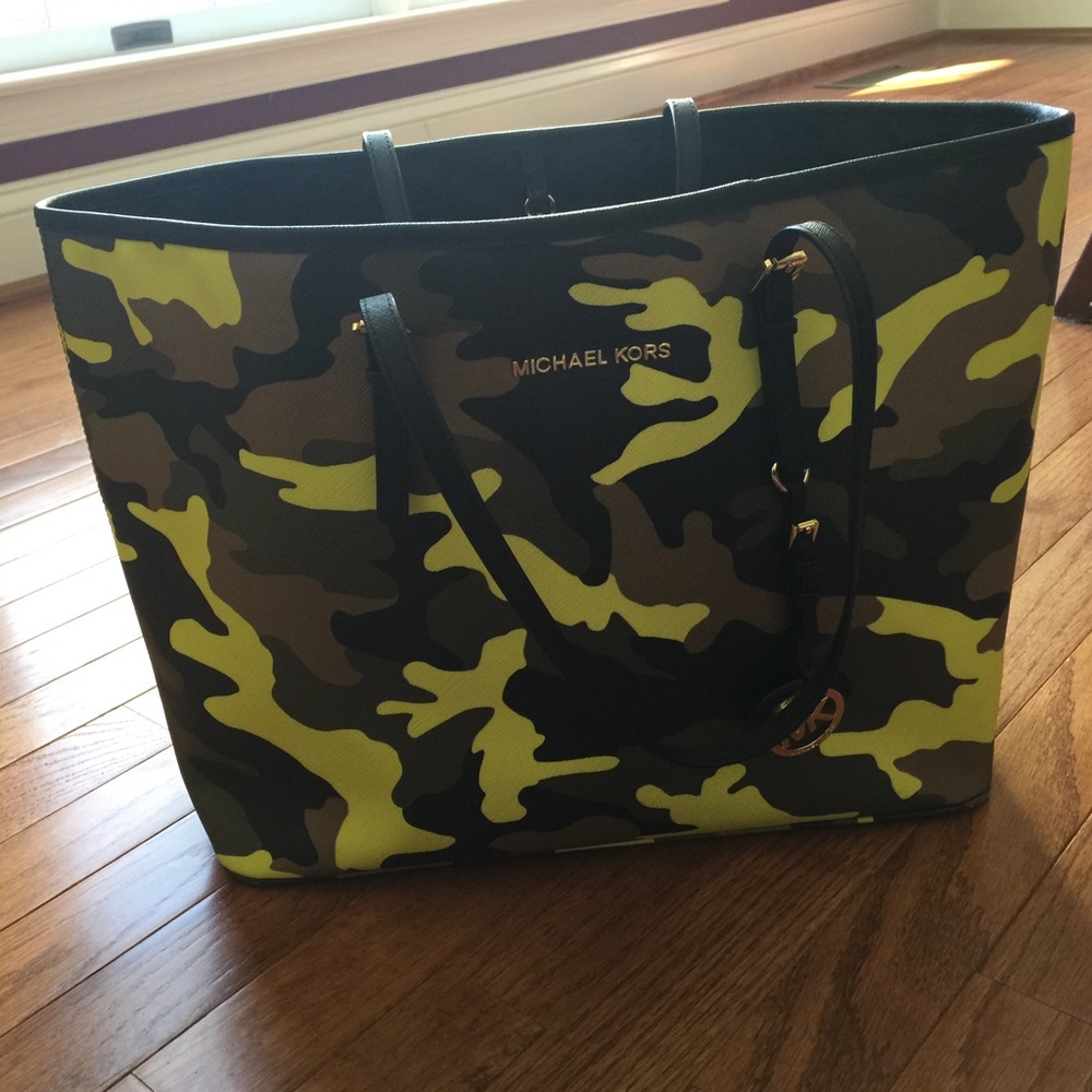 Michael kors lime green camo large Tote