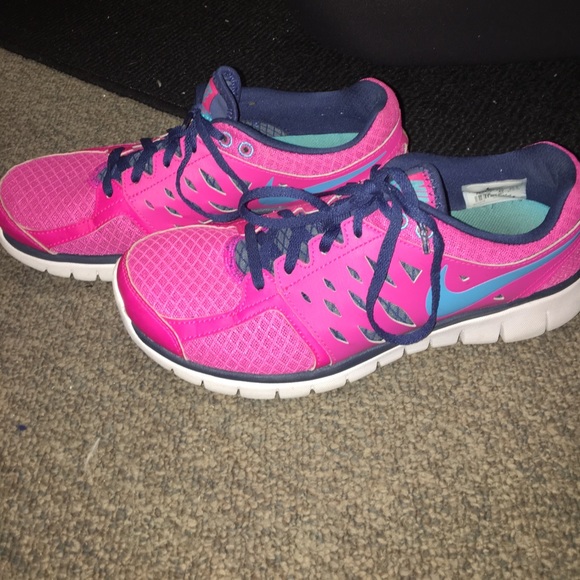 Nike shoes - Picture 2 of 3