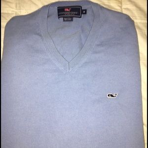 VINEYARD VINES Men's long sleeved v-neck sweater.