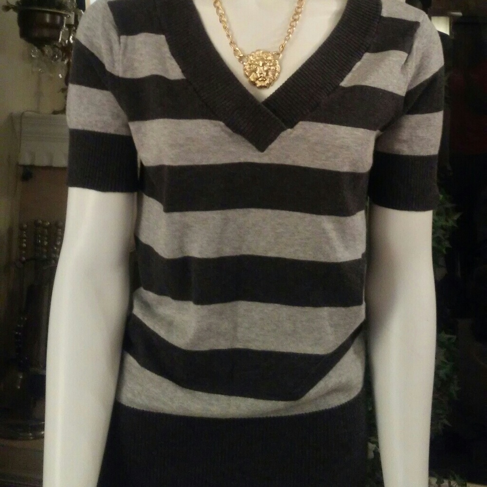 Short sleeve sweater