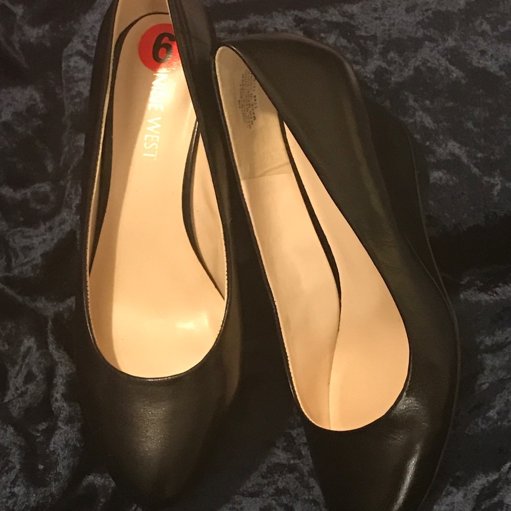 Nine west size 6 black wedges