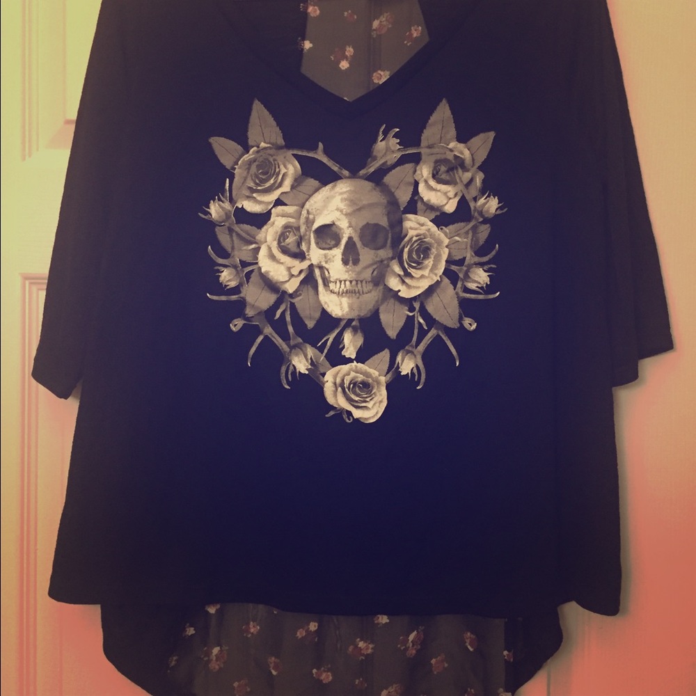 NWOT Skull & Flower Top ☠️