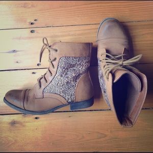 Brown lace window detail lace up boots