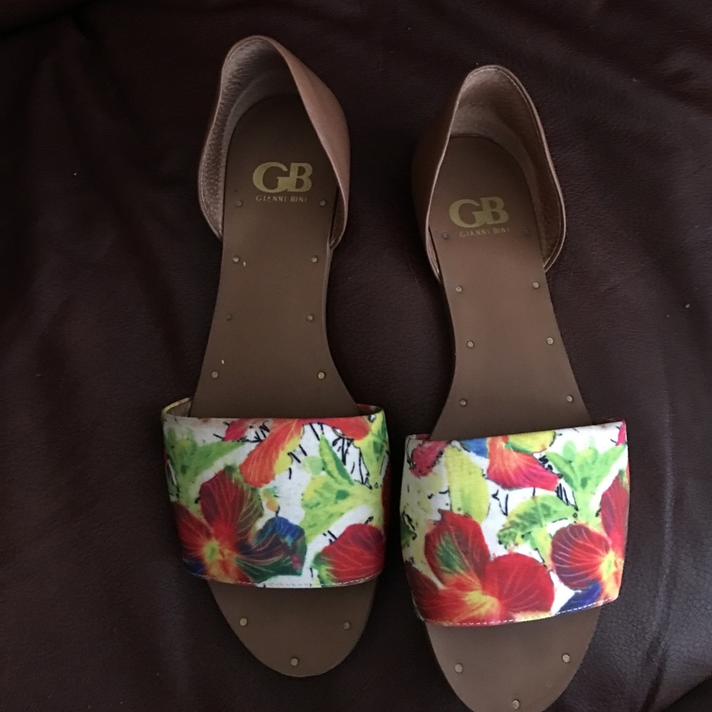 sandals - Picture 2 of 3