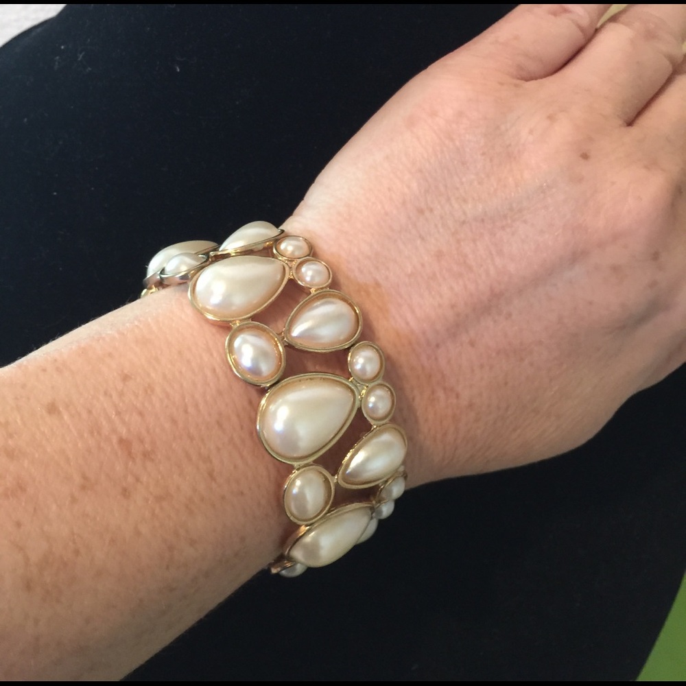 Stretchy tear drop Pearl Bracelet