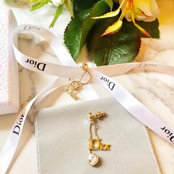 ♦️SOLD♦️ Dior initials gold logo earring - Picture 2 of 4