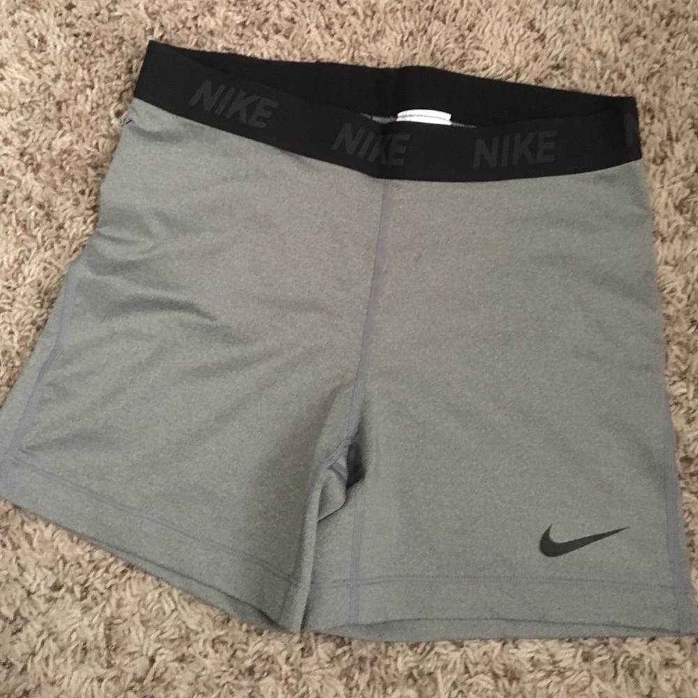 Like new - Nike Pro shorts