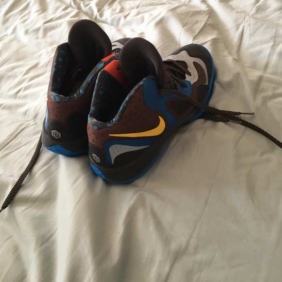 Slightly used Nike basketball shoes. - Picture 2 of 3