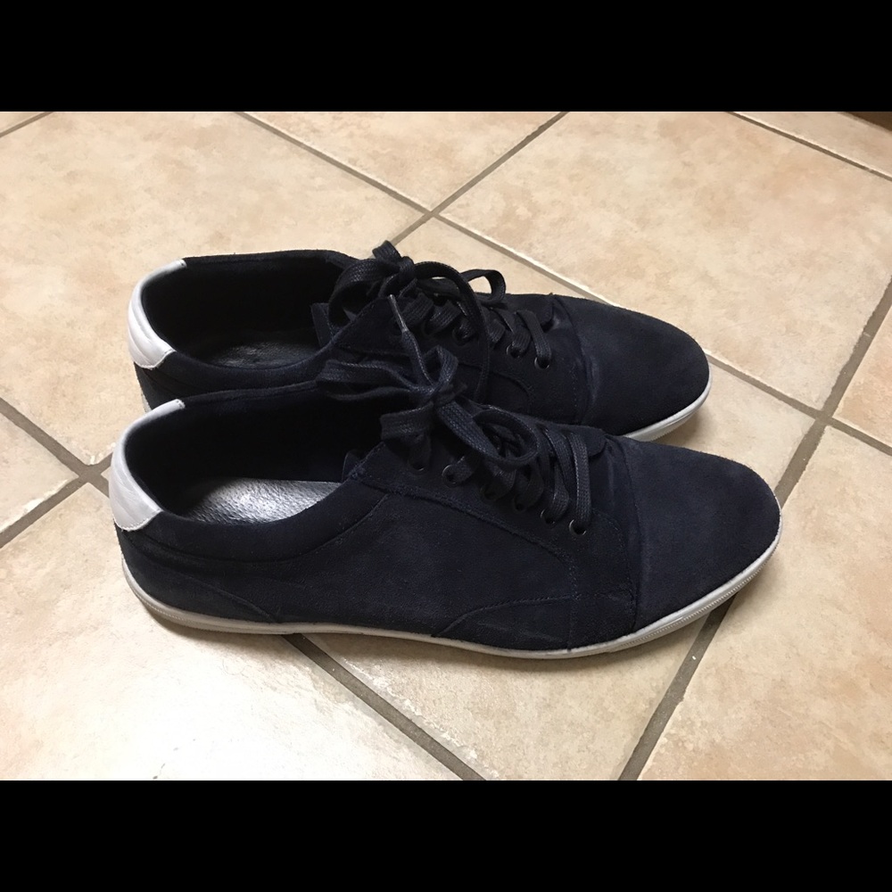 Like new very clean Kenneth Cole