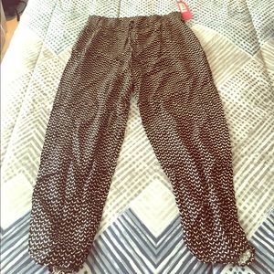 Comfortable and chic arrow print crop pants