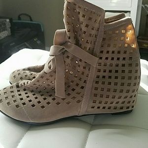 Sz 9 tan booties with invisible heel.