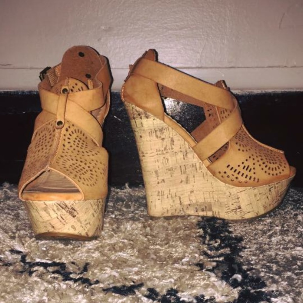 NWOT NEVER WORN Charming Charlie 6in wedges