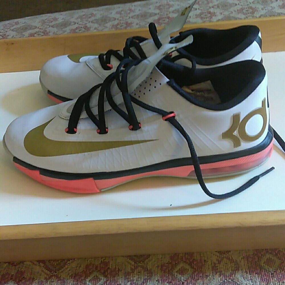 Shoes - Picture 3 of 4