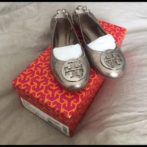 Perfect Tory Butch Reva Flats in Silver