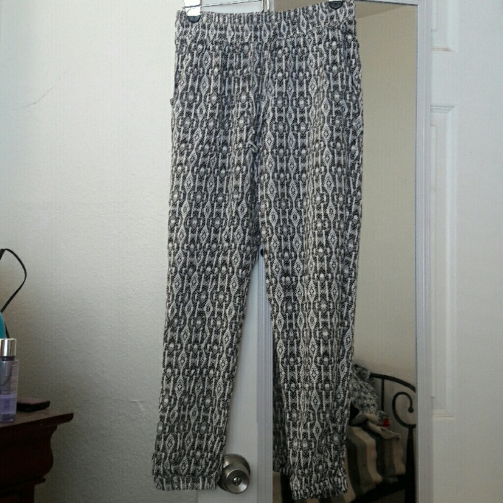 🔴Aeropostale Black & White Pattern Jogger