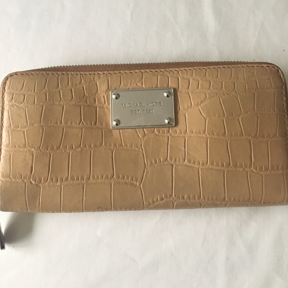 Michael Kors Wallet in great condition!