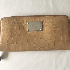 Michael Kors Wallet in great condition!
