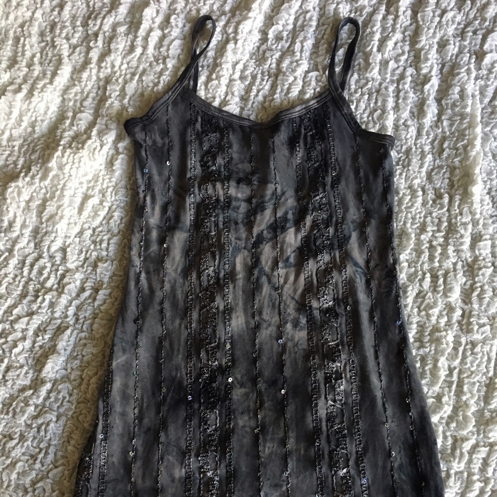 Gray and black embroidered tank top from buckle