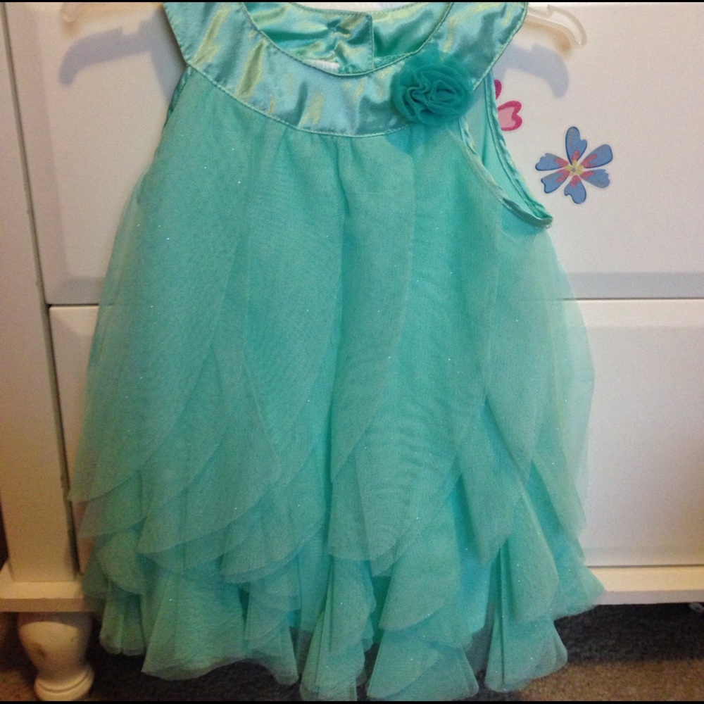 sleeveless dress