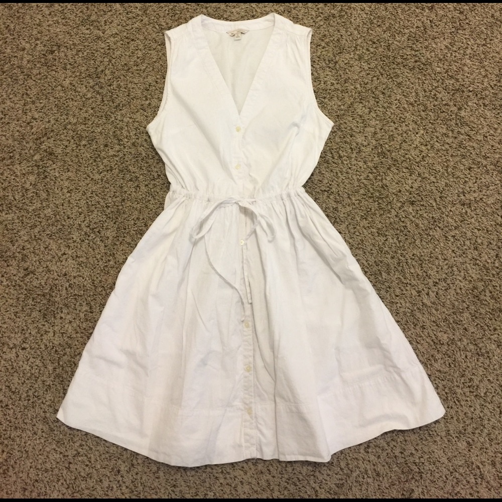 White sleeveless tie-waisted dress with pockets