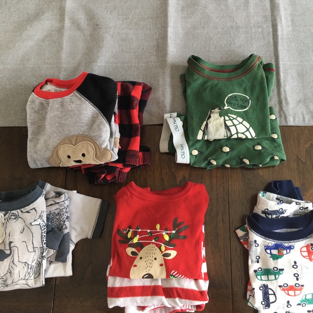 5 sets of long sleeve/pants pjs 12-18 months