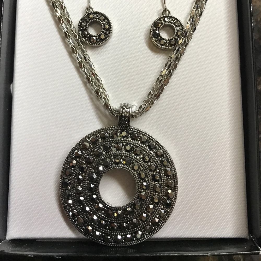 East5th jewelry set never worn perfect condition!