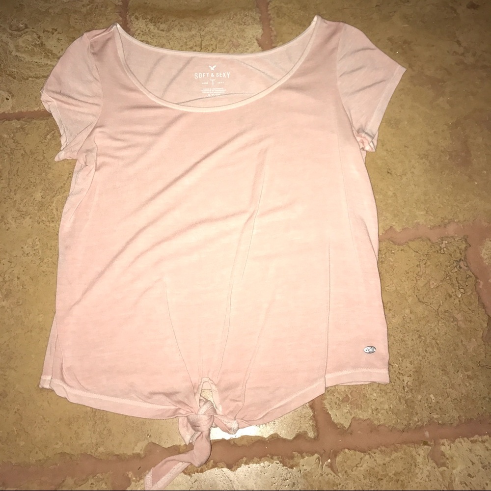 A light pink American Eagle t-shirt