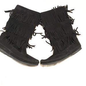 Minnetonka fringe boots size 10