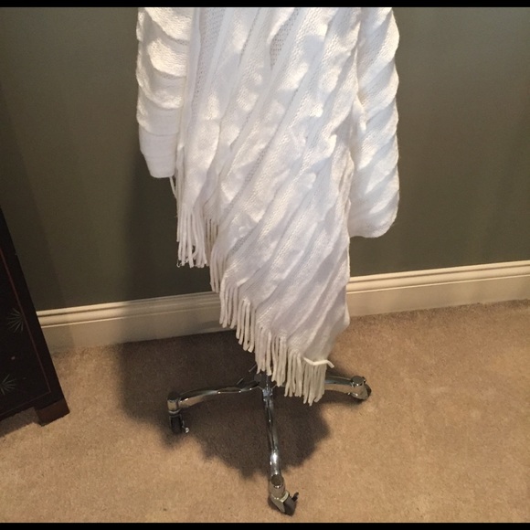 Poncho - Picture 3 of 4