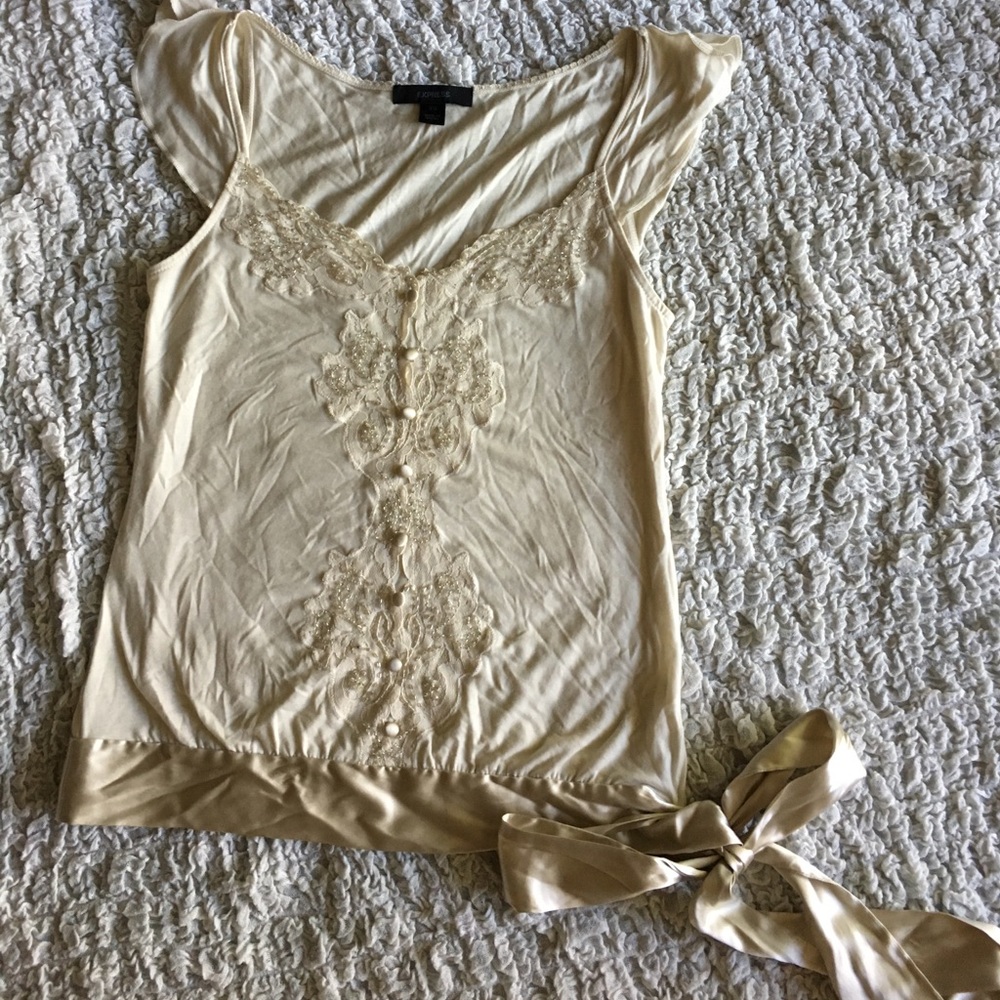 Beautiful lease in beaded top