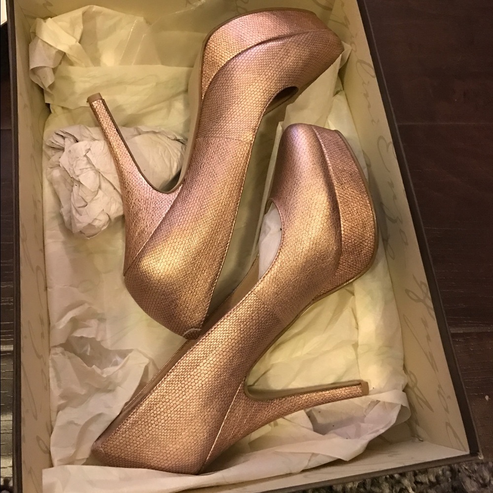 Enzo Angiolini blush pumps