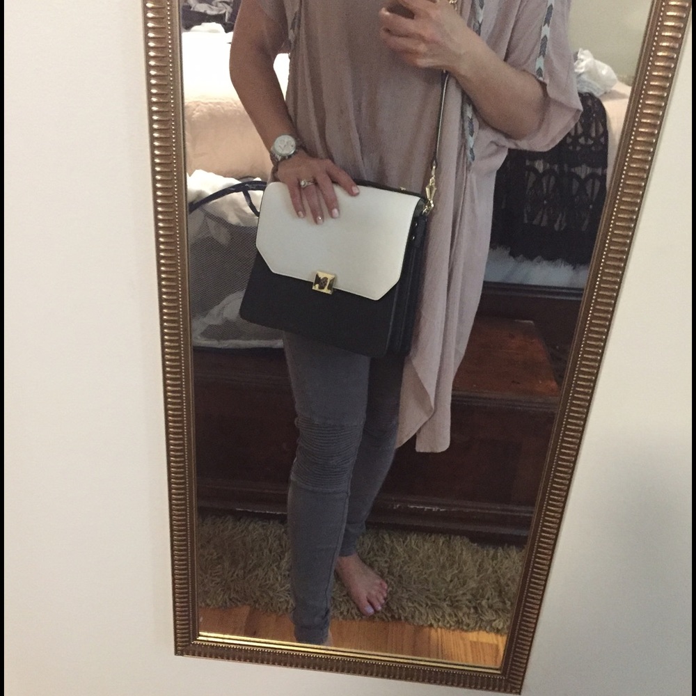 Gianni Bini Classic Purse Black & White