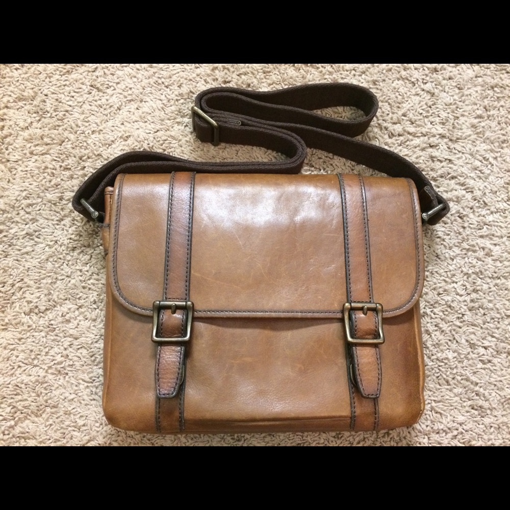 Fossil Estate City leather messenger bag.