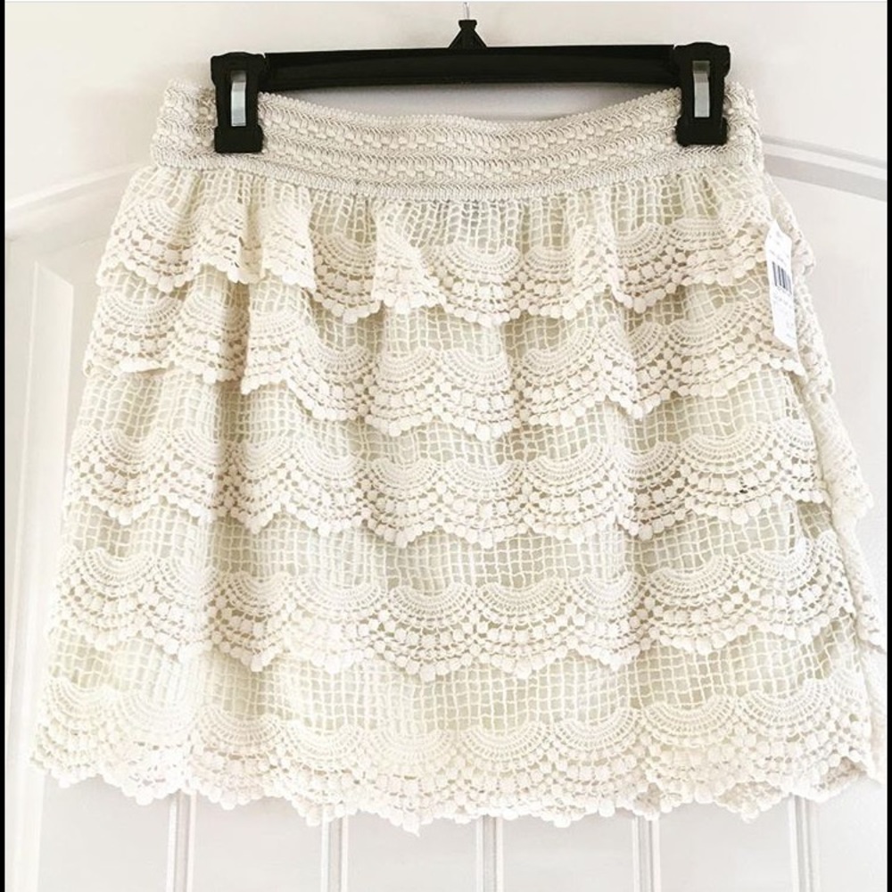 Eyelet mini skirt- NWT- great for this weather!