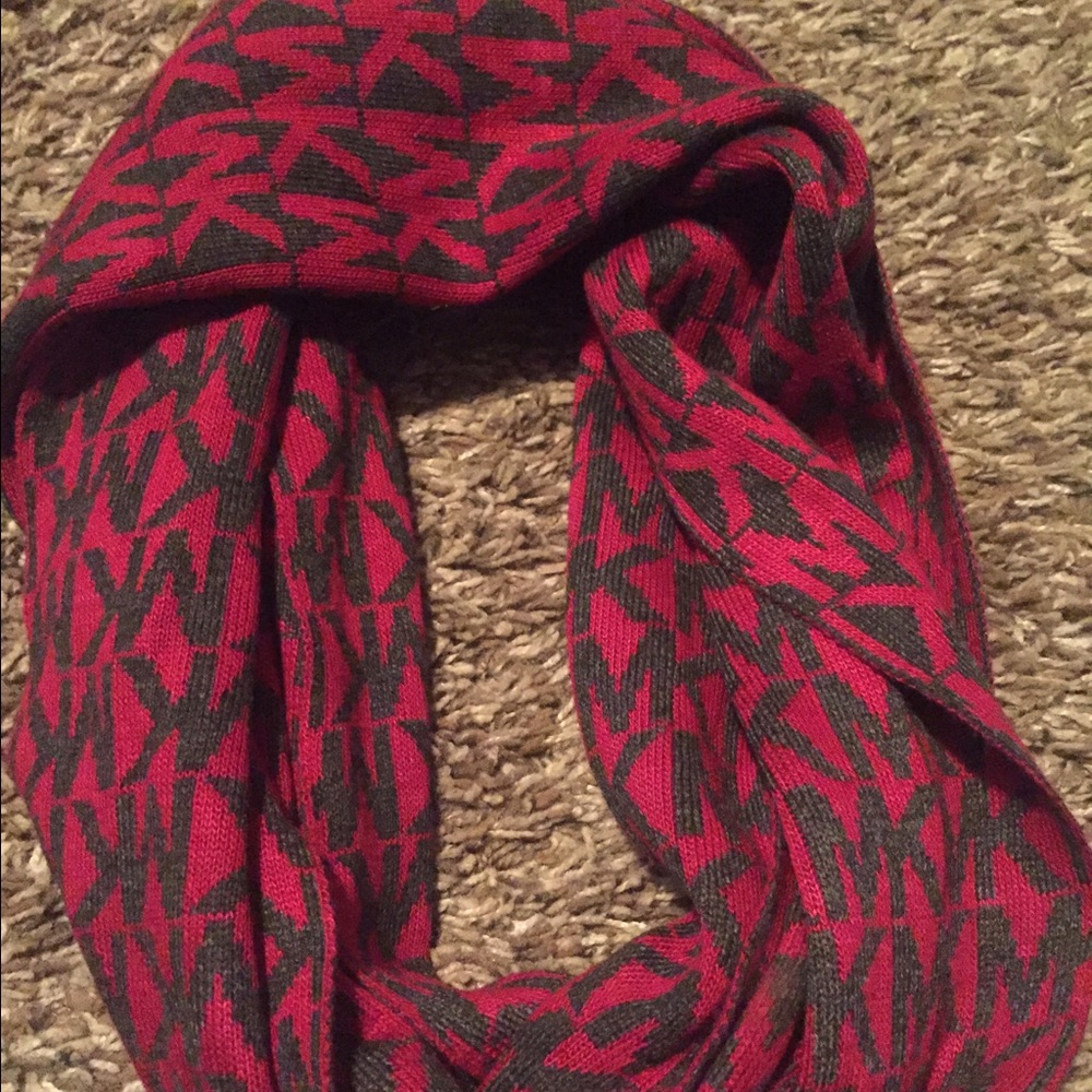 🆕 Micheal Kors infinity scarf