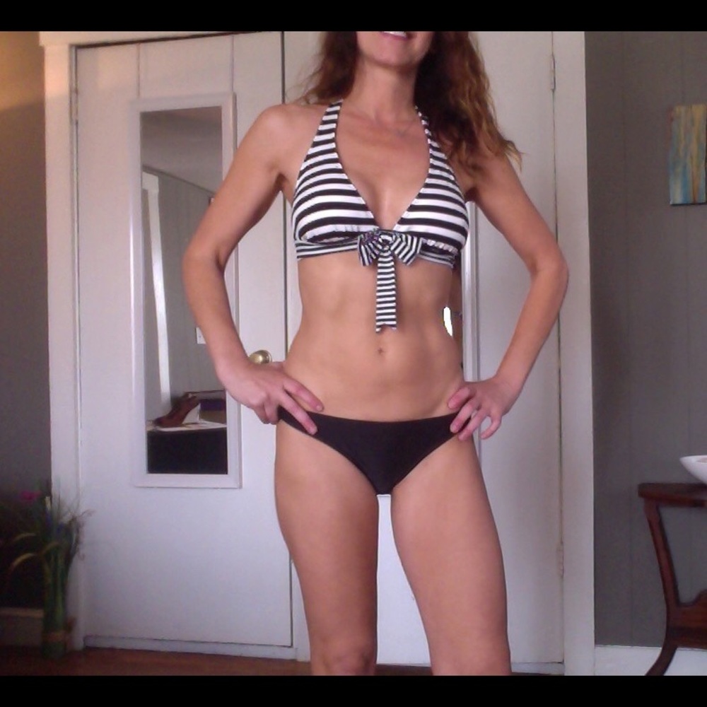 Sporty Black & White Stripe Bikini ⛵️