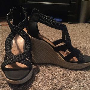 2️⃣ for $30 ⚡️Guess Woven Wedges