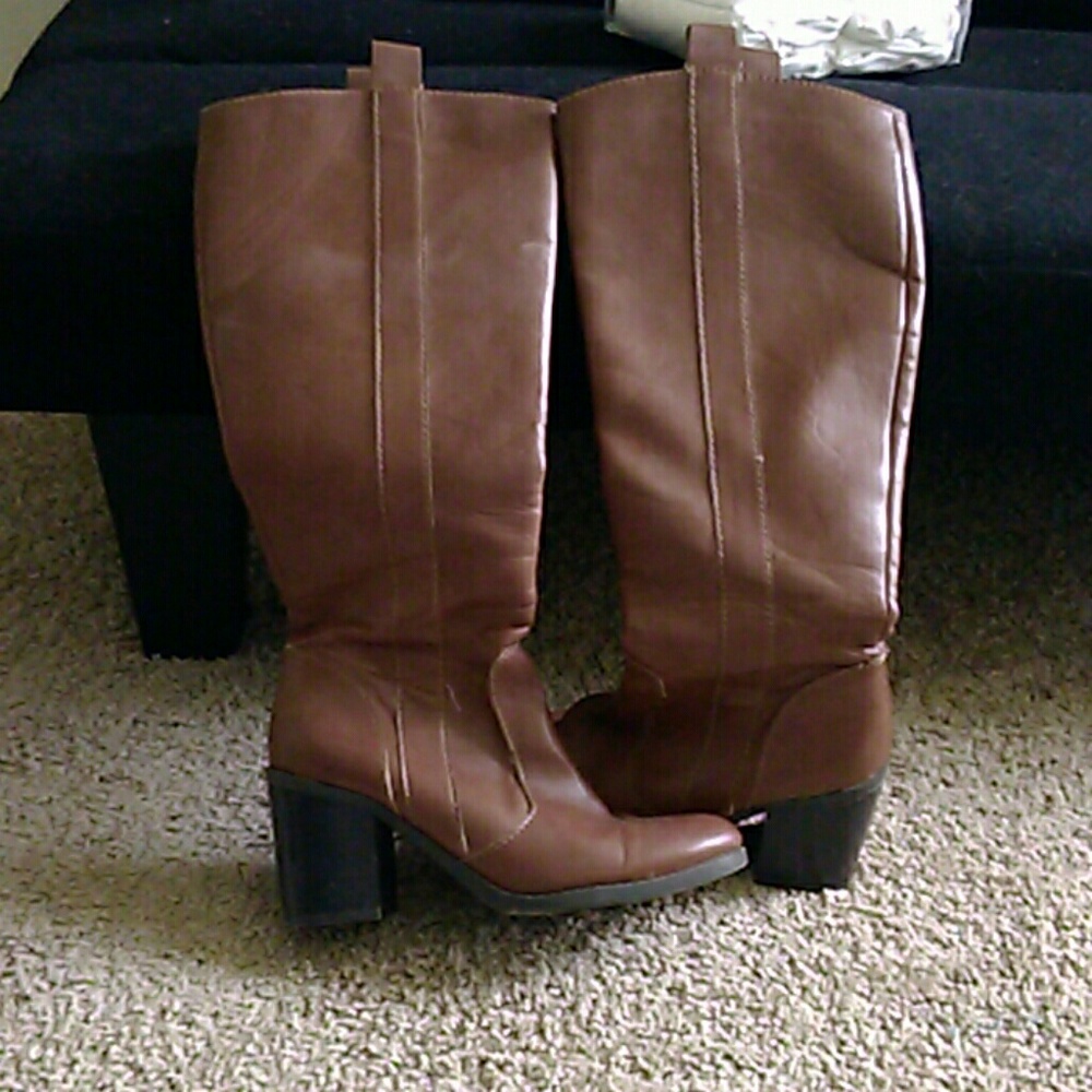 Tan boots with side zipper